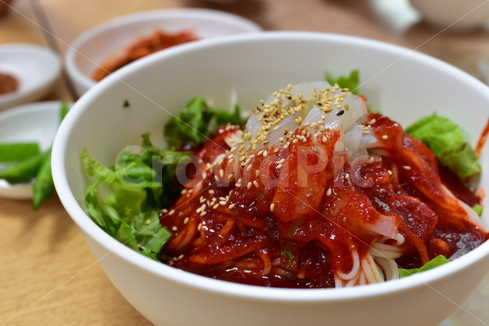 음식,국수,회,회국수,비빔,비빔국수,맛,초장,고추장,광어회,비빔회국수,제주,음식,식재료,요리,food,cook,meal,dishes,food reserves,수산물,해산물,fishery products,seafood,한식,한국음식,한국요리,korean food,korean dishes,korean meal,korean cook