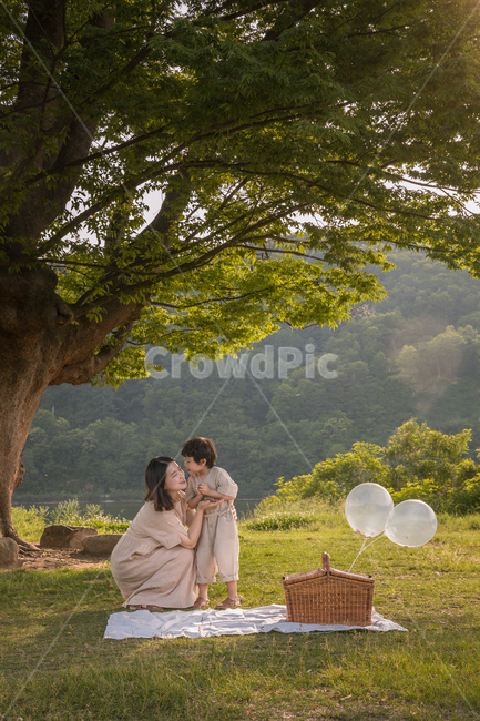사랑,행복,소풍,아들,육아,선물,생일,파티,야외,나들이,출산,오후,여가,여행,여름,mother,love,kids,care,happy,부모,엄마,자연,휴식,뽀뽀,사람,인물,인간,human,person,가족,패밀리,family,휴식,힐링,rest,relaxation,healing