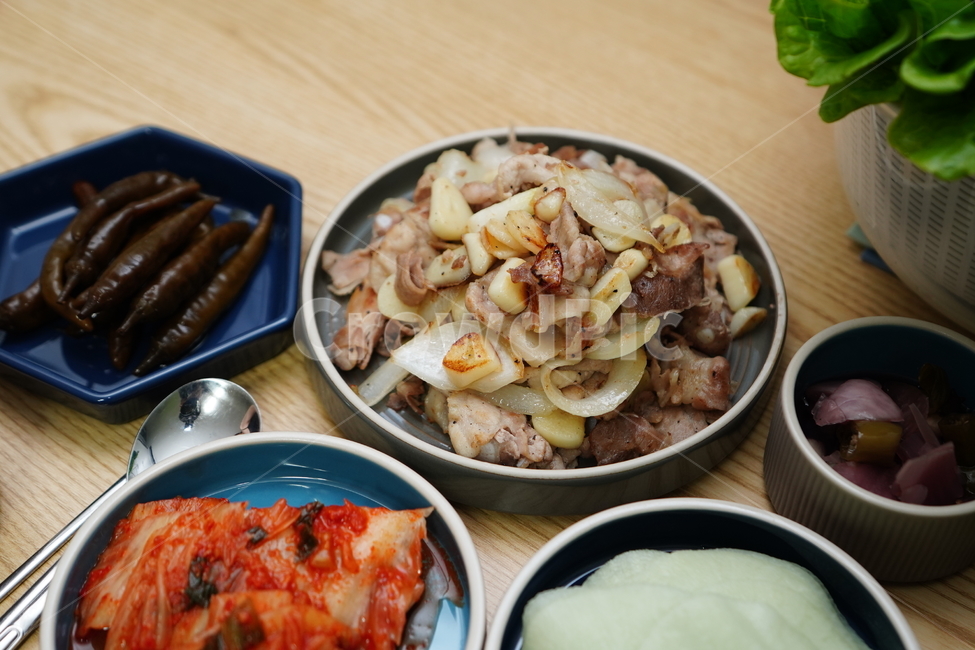반찬,음식,요리,고기,육류,한식,돼지고기,볶음,식사,술안주,먹거리,육식,접시