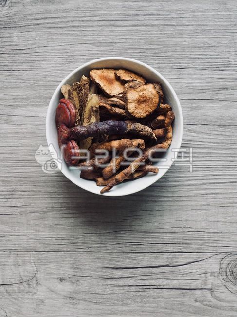 동양의학,한약재료,한약재,약재,뿌리,식물,뿌리식물,음식,배경,그릇,도자기그릇,건강식품,감기,약,한약,감초,대추,검정,한방약,한방,건조식품,의학,아시아문화,한국문화,감기치료제,orientalmedicine,chinesemedicineingredients,herbalmedicine,medicine,root,plant,food,background,bowl,porcelainbowl,healthfood,cold,about,chinesemedicine,licorice,jujube,black,driedfood,asianculture,koreanculture,coldremedy