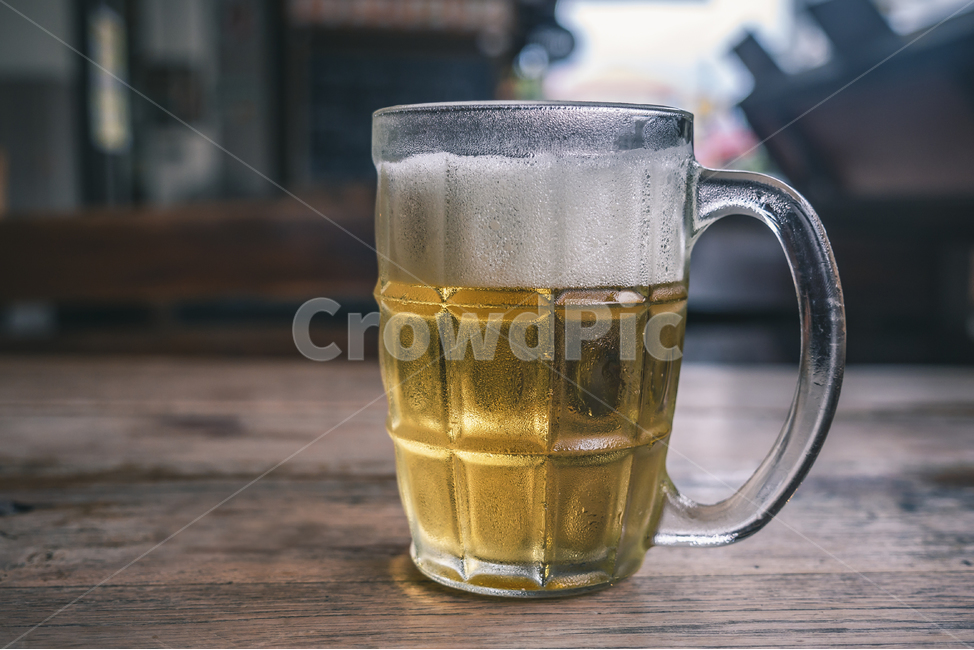 맥주,글라스,컵,알콜,술,시원한,맥주거품,거품,황금색,나무테이블,맥주한잔,술,주류,alcohol