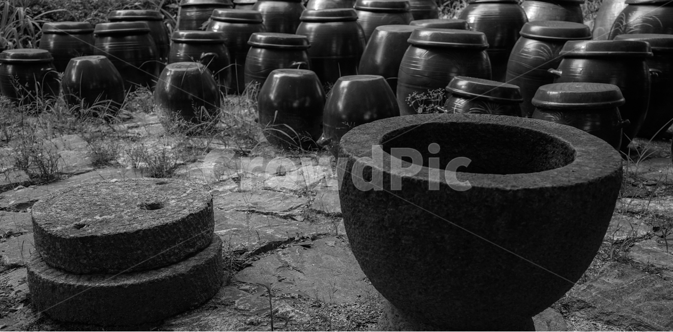 장독대,장독,돌절구,절구,항아리,전통,장류,슬로우푸드,한국전통,한국문화,korean traditional,korean culture,흑백,모노톤,monochrome,black and white