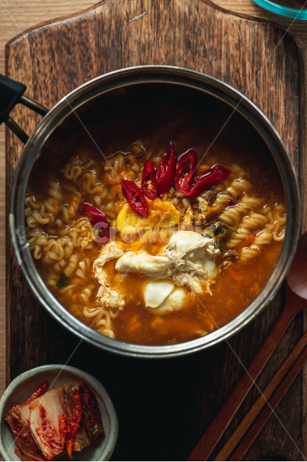 라면,한국라면,계란,계란라면,달걀,고추,나무테이블,나무도마,한국음식,한국요리,간편식,라면냄비,따끈한,매콤한,매운,얼큰한,자취요리,자취음식,혼밥,ramen,egg,woodentable,음식,식재료,요리,food,cook,meal,dishes,food reserves,면류,면요리,noodles,한식,한국음식,한국요리,korean food,korean dishes,korean meal,korean cook