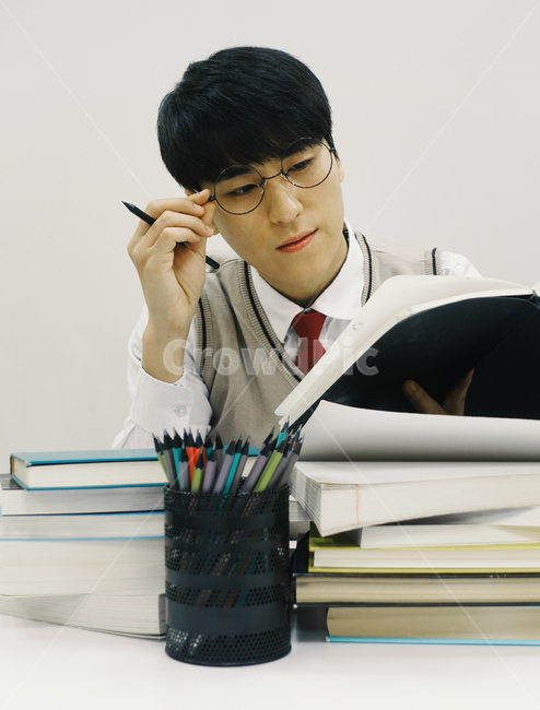 공부,수능,수능시험,고등학교,고등학생,고3,남고생,남자학생,학생,남학생,교복,학업,수업,진로,고민,시험공부,사람,인물,인간,human,person,남성,남자,man,male,교육,학교,공부,education,learning,study,school