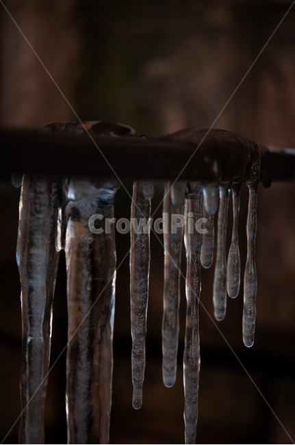 ice,nature,outdoors,옥외,snow,눈,winter,겨울,icicle,고드름,차가운,시원한,깨끗한,정렬,얼음,배경,투명한,차분한,뾰족한,딱딱한,미끄러운,부서지는,cold,cool,clean,alignment,background,transparent,calm,asharp,hard,slippery,crumbling,겨울,계절,winter,season