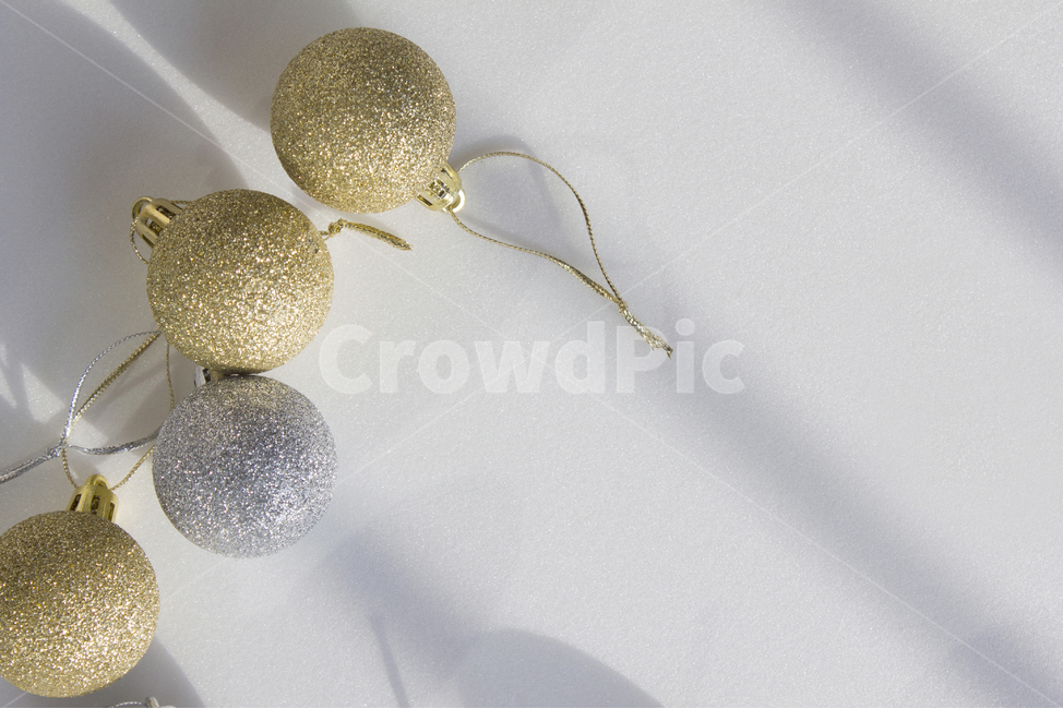크리스마스,겨울,구슬,오너먼트,소품,원형,탑,탑뷰,탑앵글,구,금색,골드,골든,금,반짝임,반짝이는,노랑,옐로우,클로즈업,장식,골든볼,볼,성탄절,메리크리스마스,오브젝트,물건,시즌용품,시즌,계절,실버,흰배경,은색,실버볼,골드볼,끈,메리크리스마스,성탄절,merry christmas,연출,컨셉,콘셉,direction,concept