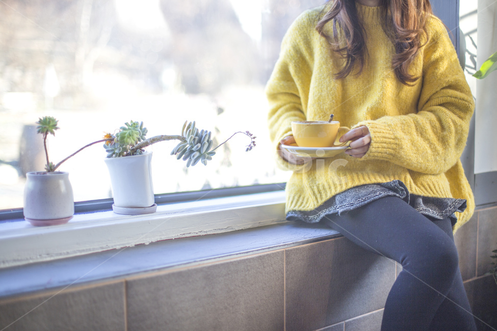 커피,카페라떼,라떼,노란색,니트,스웨터,오렌지,오렌지라떼,거품,노란컵,컵,머그컵,사람,여자,감성,아트,우유,원두커피,밀크,차,음료,테이블,커피잔,식품,카페,라떼아트,디저트,바리스타,창가,창,유리창,창밖,화분,노랑,사람,인물,인간,human,person,여성,여자,woman,female,lady,커피,카페,coffee,cafe,감성,sensible,feeling