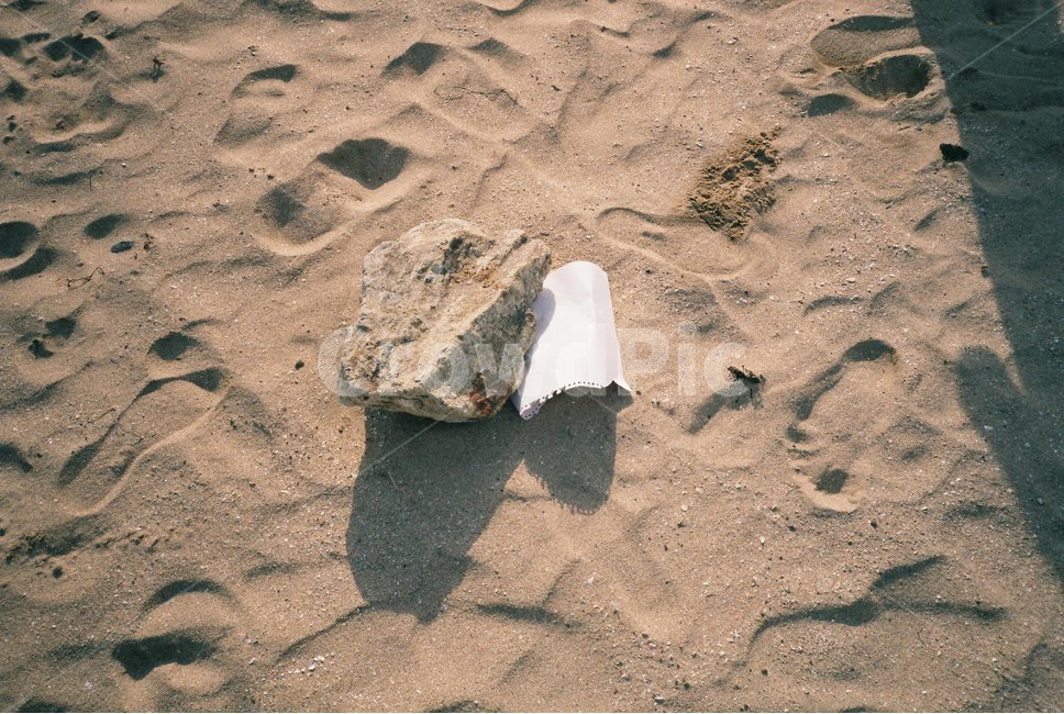 ground,바닥,sand,모래,쪽지,note,그림자