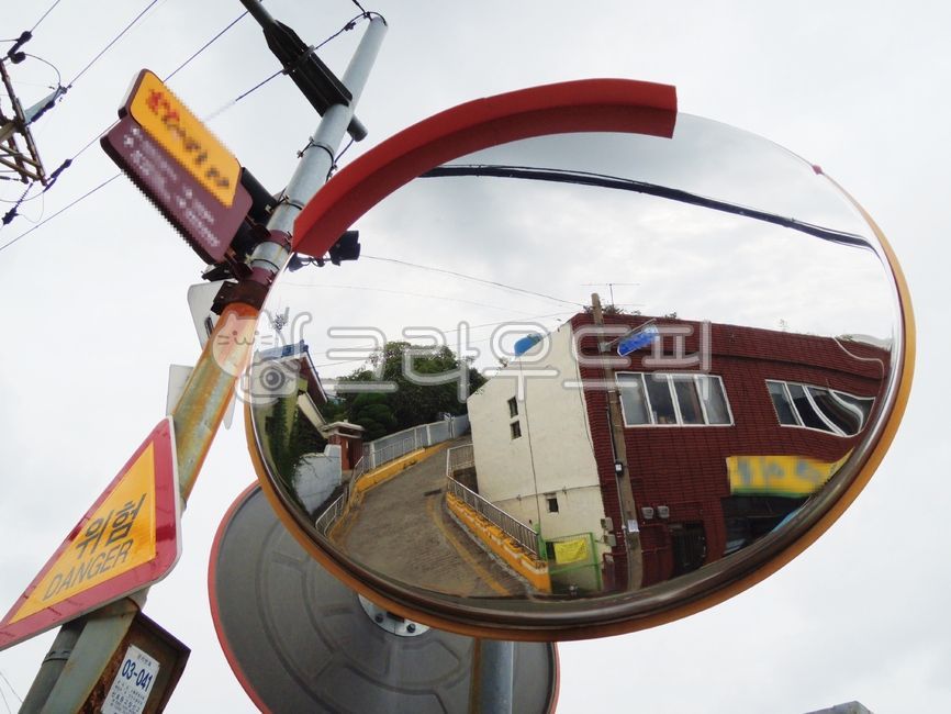 mirror,sign,village bus,triangle,reflect,ascent,reflector,Town,road name,telephone pole,alley,circle,close,electric cord,Daldongne