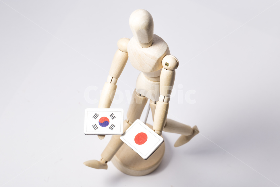 국기,대한민국,태극기,일본,일장기,경쟁,협정,경제,보복,경제보복,경제전쟁,비즈니스,무역,인형,관절,관절인형,목각인형