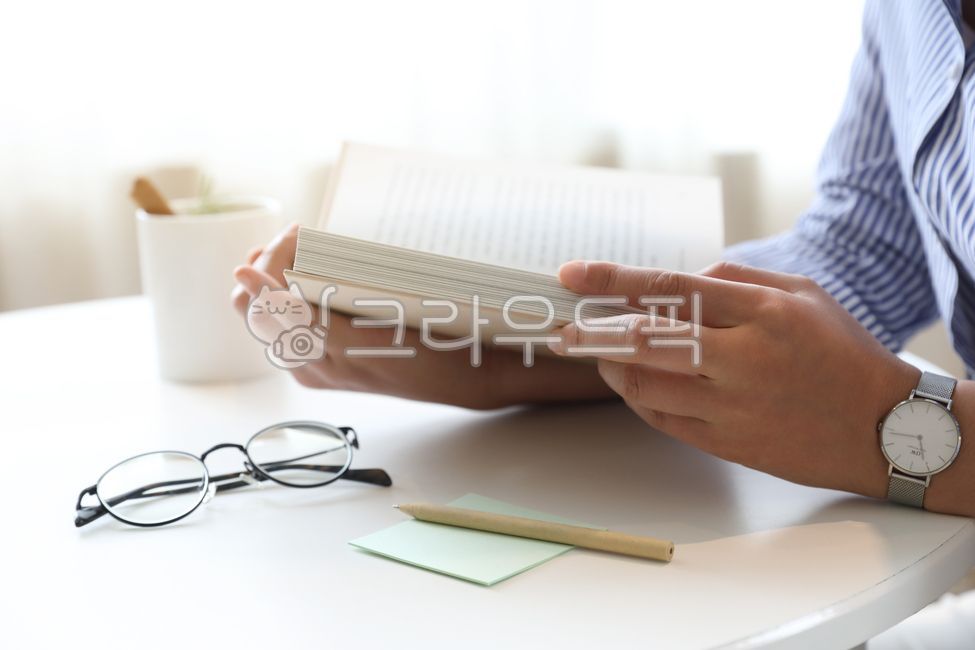카페,연필,책,도서,휴식,여유,힐링,공부,독서,학습,필기,안경,감성,클로즈업,여자,여성,우먼,1인,사람,손,펜,테이블,책상,구상,학생,여학생,커피,창가,커튼,커텐,메모지,비즈니스,사업,business,service,work