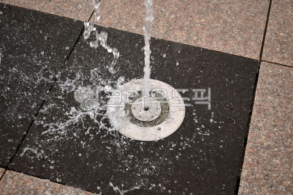 바닥분수,바닥물분수,분수,물,수경시설,지중분수,물구멍,물줄기,물놀이터,바닥,water,fountain