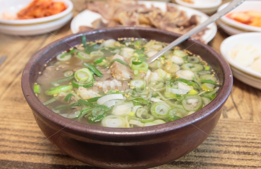 나주곰탕,곰탕,국밥,파,국물,뚝배기,그릇,한식,음식,시원한,따뜻한,든든한,맛있는,전통,전통음식,음식,식재료,요리,food,cook,meal,dishes,food reserves,한식,한국음식,한국요리,korean food,korean dishes,korean meal,korean cook
