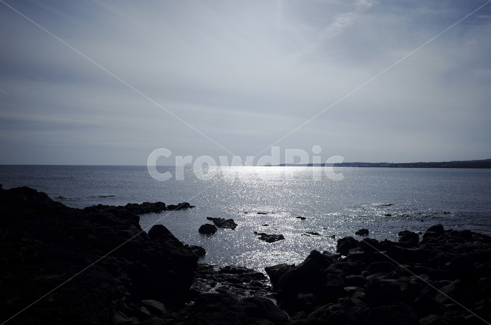 blue,sky,ocean,sea,water,바다,푸른하늘,하늘,푸른바다,shoreline,해안선,자연,flare,플레어,빛,light,sunlight,윤슬,햇빛,자연,풍경,nature,landscape