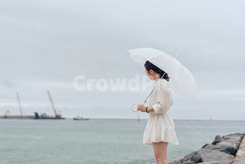 강릉,해변,주문진,해수욕장,겨울,바다,겨울바다,우산,비,빗속의여인,여자친구,love,lover,girl,girlfriend,sea,풍경,landscape,사람,인물,인간,human,person,여성,여자,woman,female,lady,패션스타일,의상,fashion,style,감성,sensible,feeling