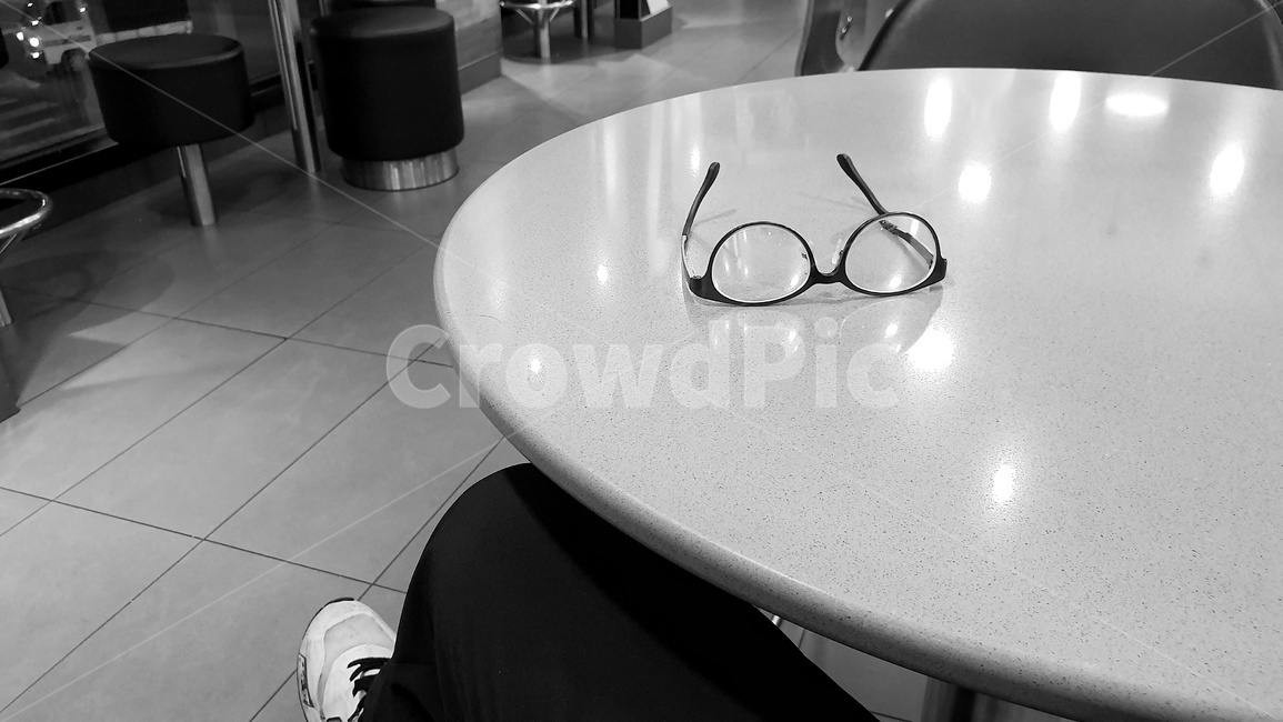 accessories,부속품,glasses,accessory,부속물,탁자,안경,구상,피곤,기다림,고민,실내,테이블,휴식,잠,흑백,모노톤,monochrome,black and white