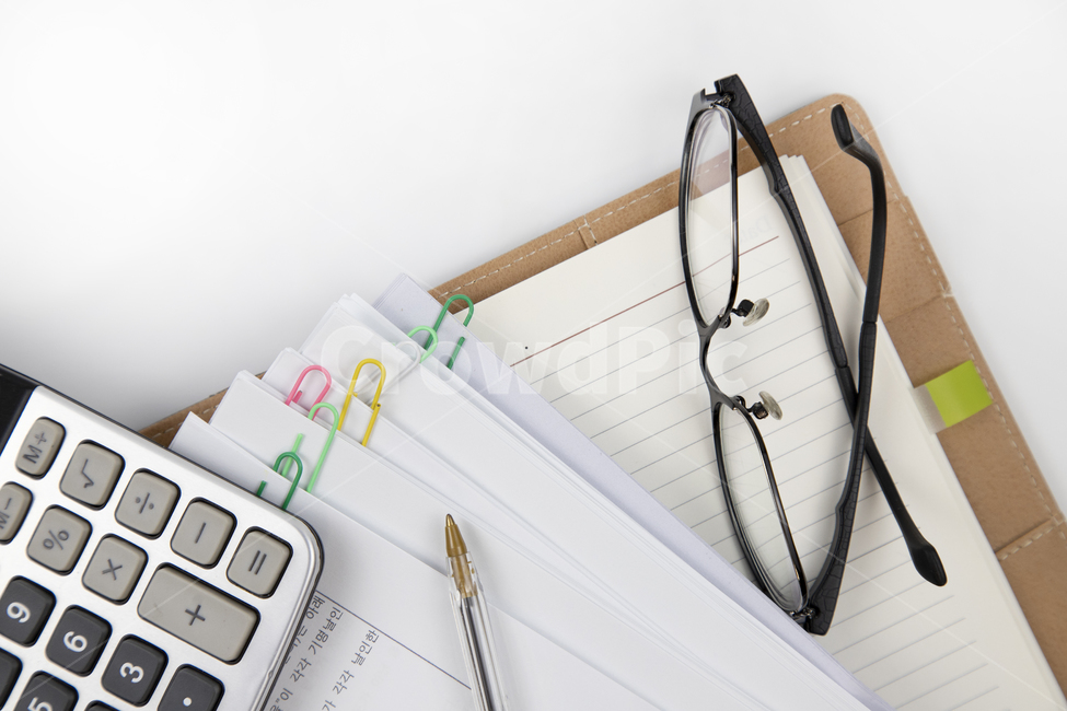 color,document,house,bargain,clipboard,life,conclusion,glasses,Clip,A calculator,Trading,property,pen,write,Certified real estate agent,agreement,business,contract,real estate,House,lease,apartment,transaction,finance