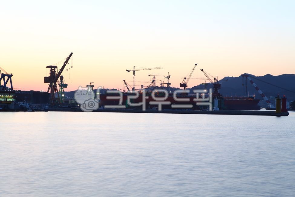 조선소,대형선박,선박건조,크레인,타워크레인,유조선,화물선,constructioncrane
