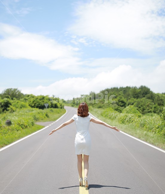 여자,뒷모습,도로,맑은날,서있는,하늘,구름,걷는,드레스,서있는여성,혼자,솔로,기지개,길,숲길,스트레칭,단발머리,맑은하늘,상쾌한,감정표현,기분,싱글,당당함,자신감,출발,시작,새로운,도약,start,도전,진로,상쾌,공기,맑은,싱그러운,호흡,숨,달리기,여정,떠나다,떠남,여행,길위,팔,허그,기쁨,신남,감정,들판,road,파이팅,힘내,격려,위로,사람,인물,팔벌린,hug,포옹,당찬,자기개발,날씨,청명,sunny,sunshine,좋은날,goodday,포용,수용,적극적인,사람,인물,인간,human,person,여성,여자,woman,female,lady,감정표현,기분,feeling,emotion,여행,휴가,traveling,vacation,trip