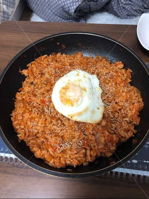 김치볶음밥,계란후라이,볶음밥,밥,김치