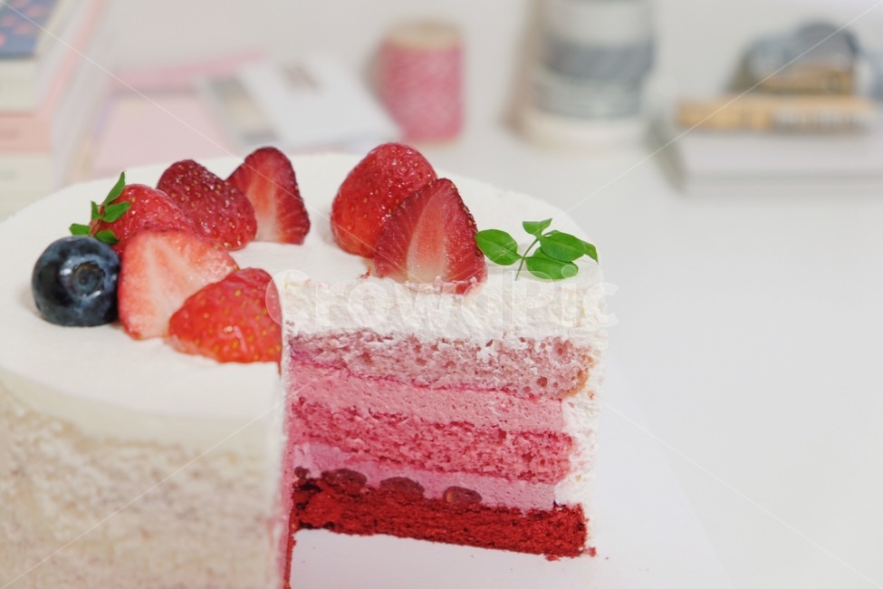 케이크,케잌,케익,딸기,생크림케이크,과일케이크,분홍케이크,핑크케이크,cake,strawberry,pinkcake,디저트,후식,핑크,분홍,블루베리,pink,dessert,책상,table,blueberry,잎,생크림,휘핑크림,음식,식재료,요리,food,cook,meal,dishes,food reserves,빵,bread,디저트,간식,후식,dessert,snack