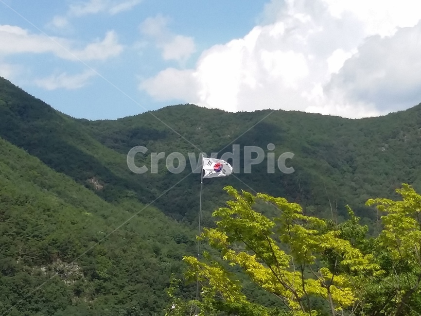 태극기,하늘,산,깃발,symbol,상징,구름