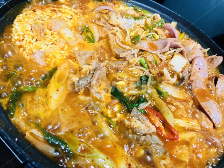 부대찌개,햄,라면사리,얼큰국물,술안주,햄찌개,부대,김치,삼겹살,소시지,차돌,고기,국,찌개,음식,식재료,요리,food,cook,meal,dishes,food reserves,한식,한국음식,한국요리,korean food,korean dishes,korean meal,korean cook