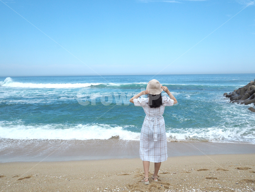 여자,바다,모래사장,모래,여름,휴가,원피스,흰원피스,nature,자연,water,물,sea,outdoors,옥외,ocean,대양,human,인간,person,뒷모습