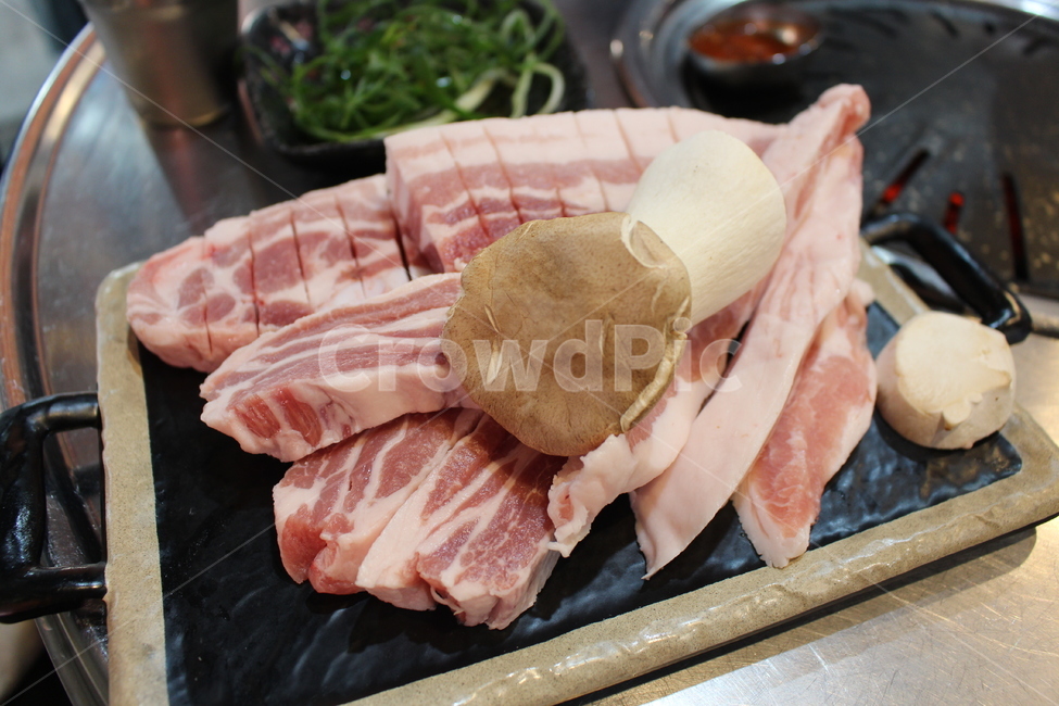 삼겹살,돼지고기,항정살,버섯,생고기,육류,고기,meat