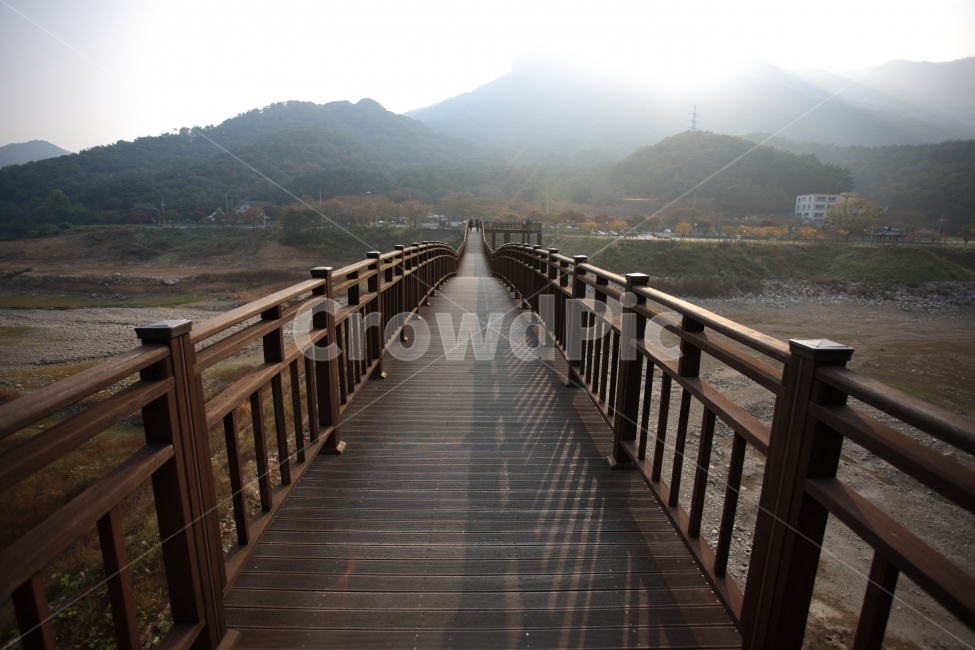월출산,다리,여행,풍경,빛,light,bridge,자연,풍경,nature,landscape,한국자연풍경,한국자연경관,korea nature landscape,boardwalk,산책로,building,건물,water,물