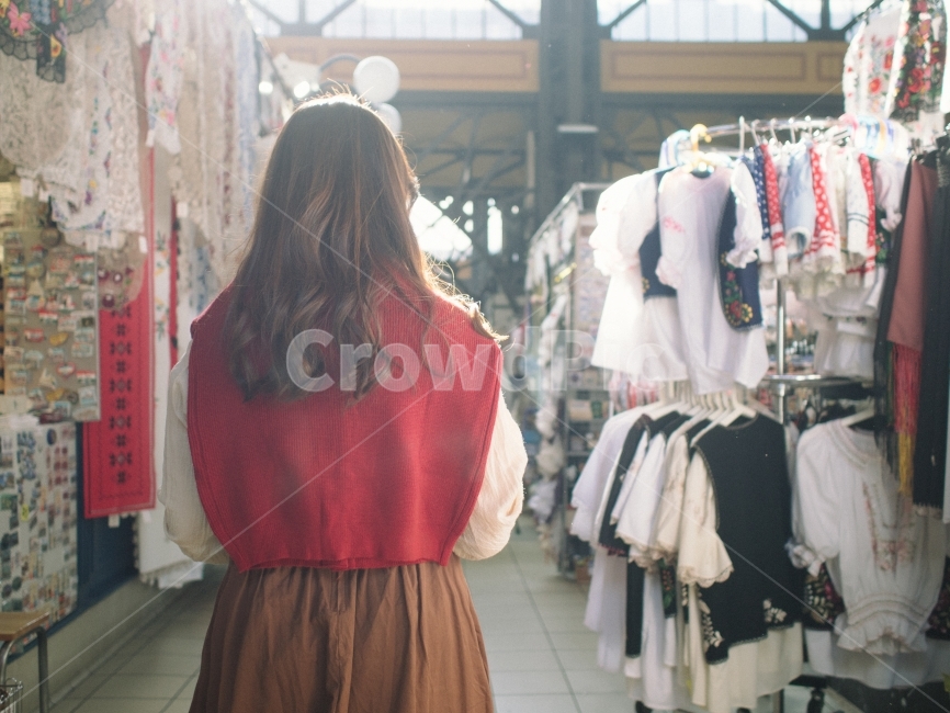 steel structure,Hungarian Central Market,Second floor,art,Hungary,color,scarf,For gift,traditional clothes,Great Market,cute,Budapest,sunlight,Eiffel Tower designer,grocery,First floor,costume