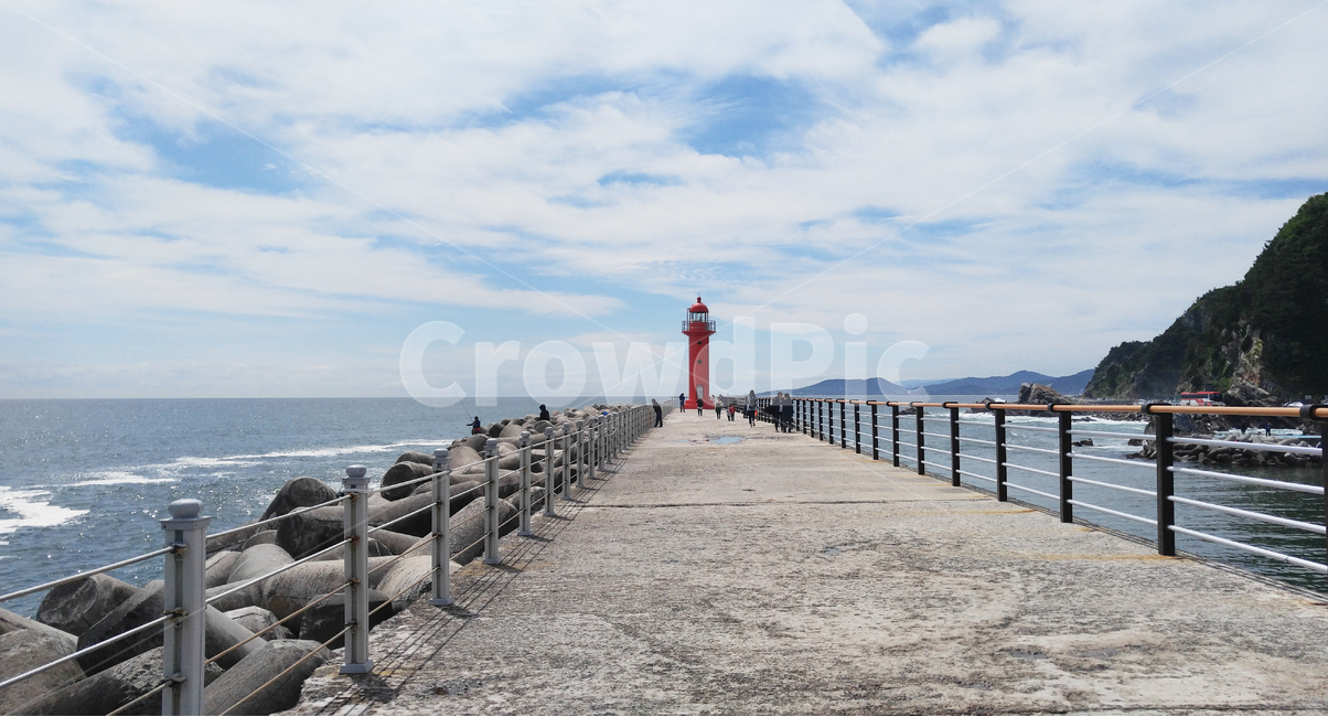 등대,바다,방파제,해안,항구,등대,lighthouse,사람들,대중,군중,other people,crowd,handrail,난간,banister,water,물,waterfront,워터 프론트,pier,교각,port,포트