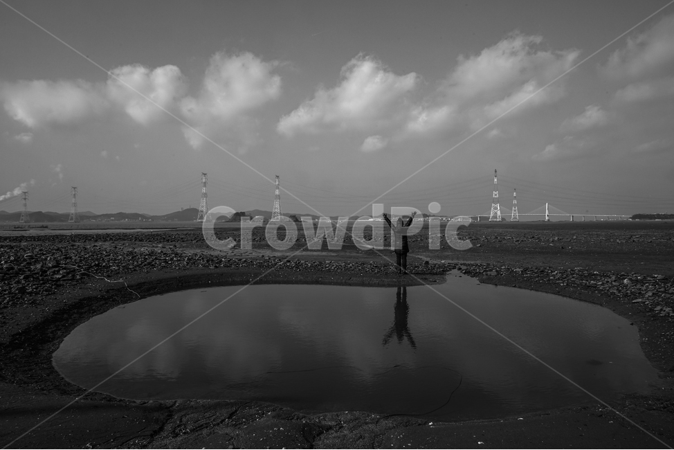 바다,웅덩이,반영,투영,모델,사람,포즈,감성,하늘,구름,자연,풍경,nature,landscape,해변,바다,beach,sea,사람,인물,인간,human,person,여성,여자,woman,female,lady,흑백,모노톤,monochrome,black and white