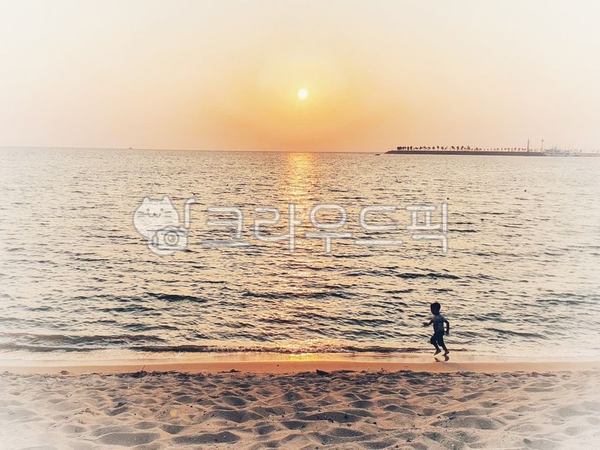 어린이,일몰,해수욕장,해변,모래사장,beach,여행,휴식,힐링,rest,vocating,healing,휴가,person,사람,human,인간,nature,자연,outdoors,옥외,sea,바다,water,물,ocean,대양