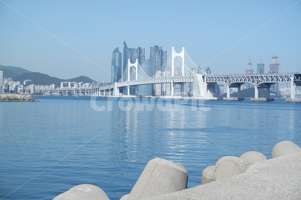 광안대교,바다,하늘,산,방파제,breakwater,sea,하늘색,맑음,sky,도시,풍경,city,landscape,한국도시풍경,한국도시경관,korea cityscape