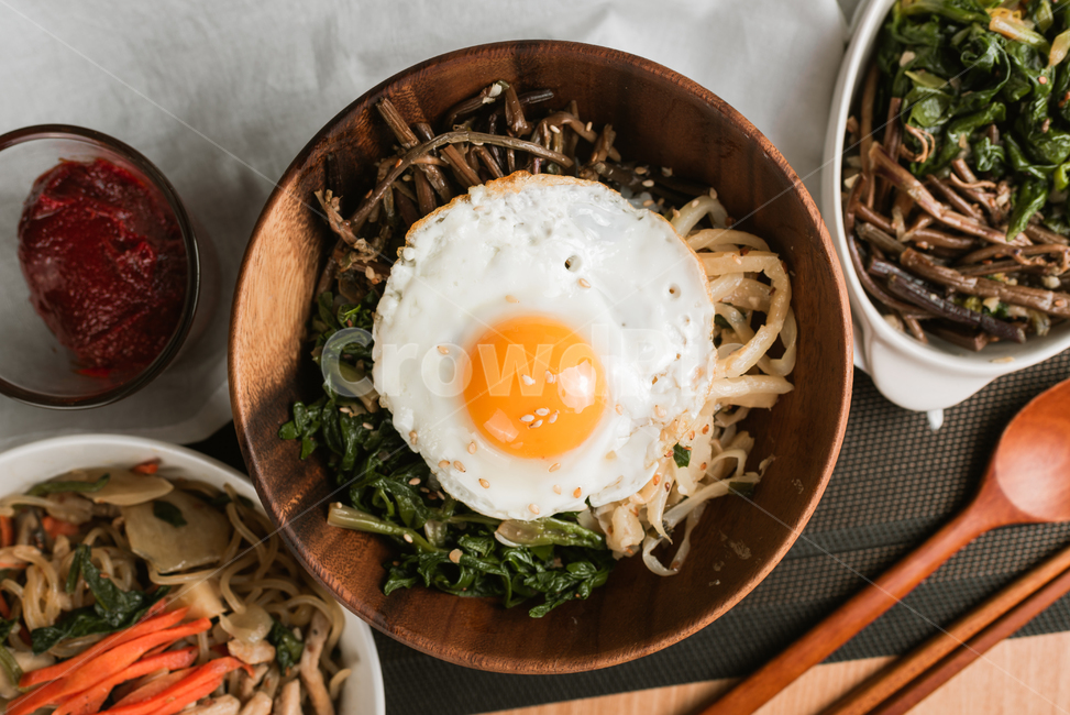 비빔밥,한국전통음식,계란후라이,계란프라이,도라지,고사리,시금치,건강한,웰빙푸드,한식,음식,식재료,요리,food,cook,meal,dishes,food reserves,한식,한국음식,한국요리,korean food,korean dishes,korean meal,korean cook