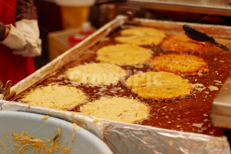 빈대떡,시장,광장시장,튀김,기름,구수함,고소함,명절음식,음식,스낵,반찬,전,동그랑땡,동그라미,철판,한국음식,전통음식,녹두,녹두전,맛있는,먹음직스러운