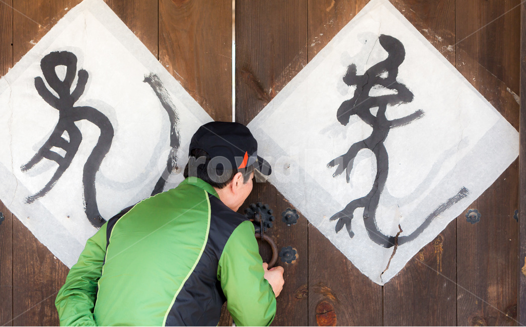 고택,문양,무늬,민속마을,호기심,문화유산,한국전통,한국문화,korean traditional,korean culture,사람,인물,인간,human,person,남성,남자,man,male