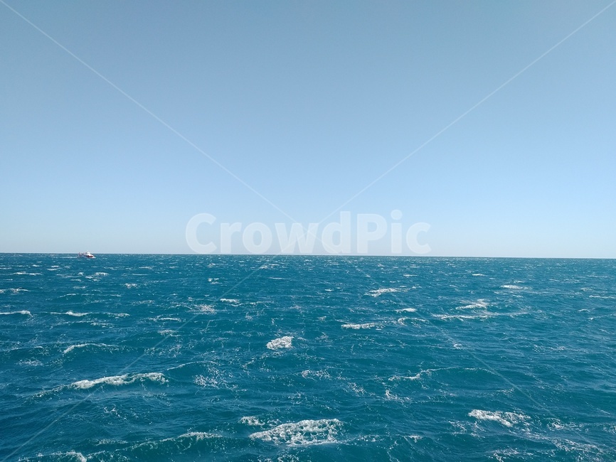 보트,해안선,거친파도,바다한복판,수평선,바다풍경,sea,wave,ontheboat,horizon,blue,파도,망망대해