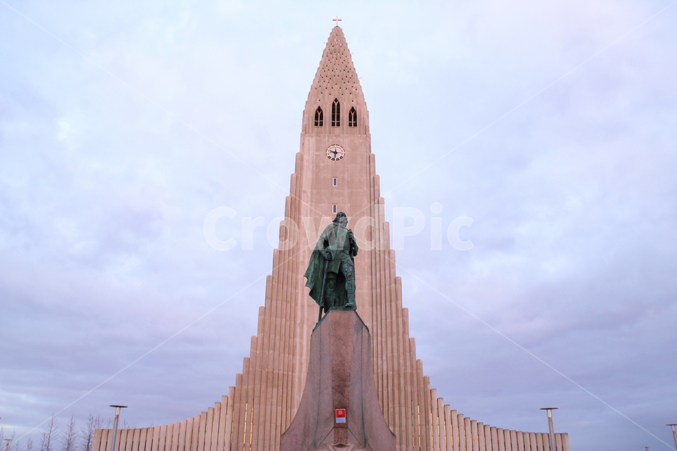 아이슬란드,할그림스키르캬,성당,레이캬비크,레이캬빅,hallgrimskirkja,reykjavik,교회,루터교,유럽,대표,수도,여행지,관광지,관광명소,종교,종교시설,전망대,높은,건축물,건물,독특한,특이한,유명한,하늘,타워,시계탑,시계,동상,기독교,랜드마크,랜드마크,landmark,tourist attraction,해외,외국,세계,foreign,oversea,world,세계랜드마크,해외랜드마크,외국랜드마크,world landmark,world tourist attraction,조각상,동상,석상,조형물,statue,bronze statue,stone statue,종교,신앙,religion,belief,faith,건축물,건물외관,exterior,building,structure,architecture,construction,monument,기념물