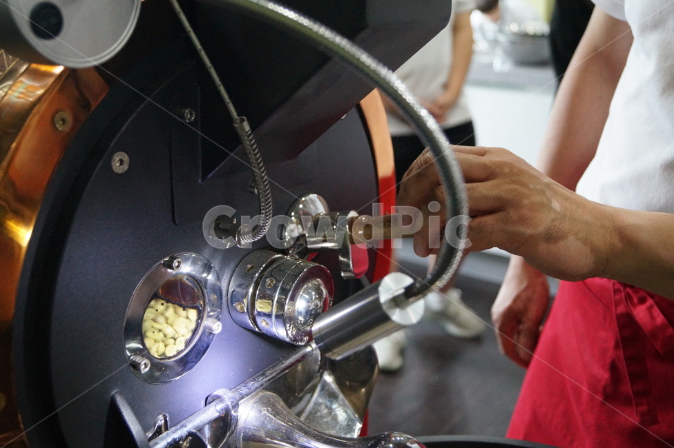 로스팅,로스팅기계,사람,로스팅하는사람,생두,조명,coffeebean,coffee,greanbean,roasting,커피,카페,coffee,cafe