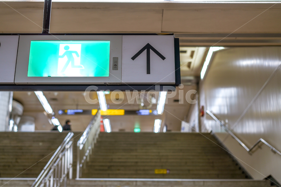 handrail,난간,비상구,표지판,안내판,화면,계단,지하철역,역