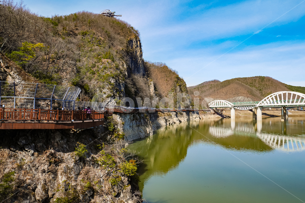 다리,푸른하늘,자연,배경,한국자연풍경,풍경,nature,나무,산,tree,mountain,sky,outdoors,bridge,옥외,낭떠러지,cliff,곶,river,강