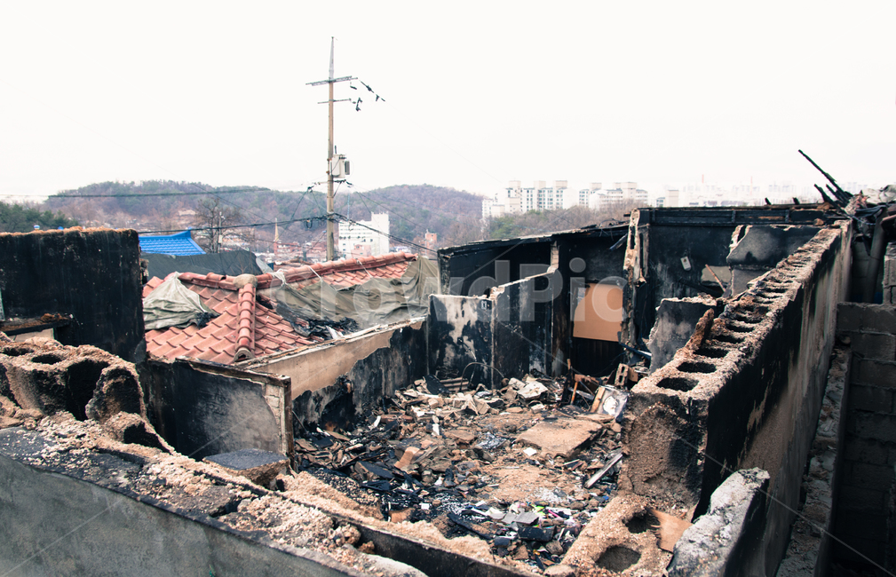 화재,소실,폐허,백사마을,104마을,판자촌,달동네,산동네,오래된,풍경,경치,집,건물,서울,노원,중계동,중계본동,기와,가난한,빈티지,옛날,옛풍경,과거,타버린,화마,끔찍한,참변,재난,재앙,화재보험,숯,그을음,화재현장,방화,실화,전소,빈티지사진,빈티지느낌,빈티지감성,vintage,건축물,건물외관,exterior,building,structure,architecture,construction