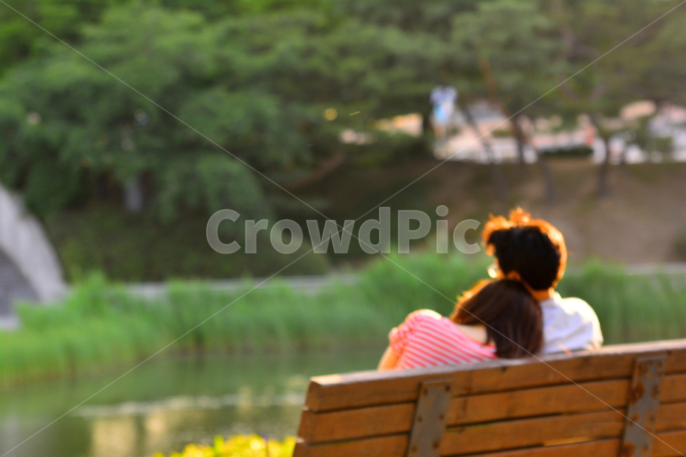 커플,연인,사랑,남녀,배경,바탕,백그라운드,사람들,공원,호숫가,벤치,의자,background,lovers,데이트,love,감정,관계,대화,사람,인물,인간,human,person,연인,커플,사랑,lover,couple