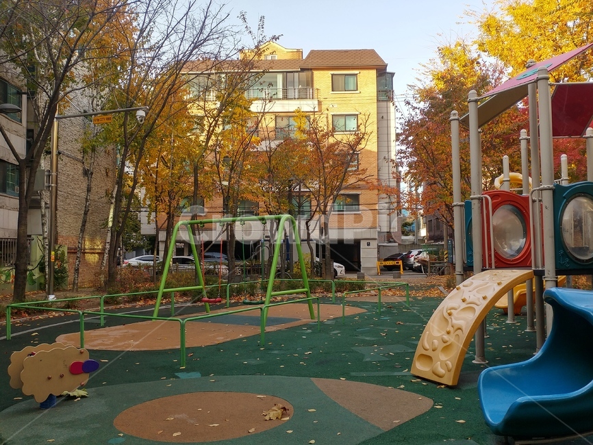 놀이터,가을,단풍,그네,풍경,가을,계절,fall,autumn,season,놀이공원,놀이동산,놀이터,amusement park,playground,운동장,play area,놀이 공간