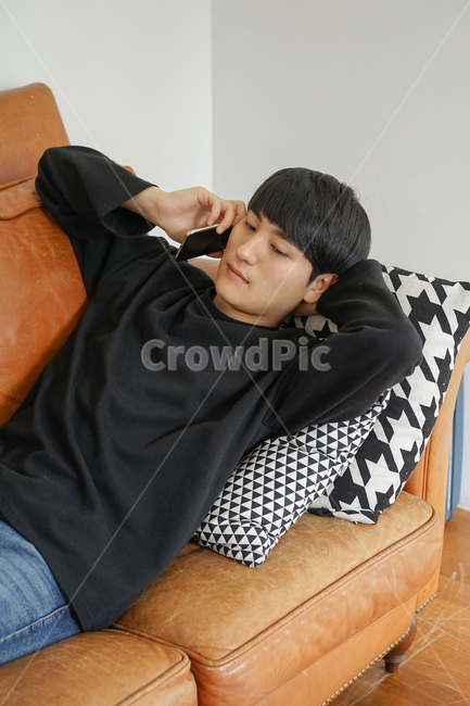 쇼파,소파,휴식,남성,남자,거실,휴일,sofa,실내,쿠션,rest,가구,통화,휴대폰,핸드폰,전화,집콕,방구석,일상,집돌이,사람,인물,인간,human,person,남성,남자,man,male