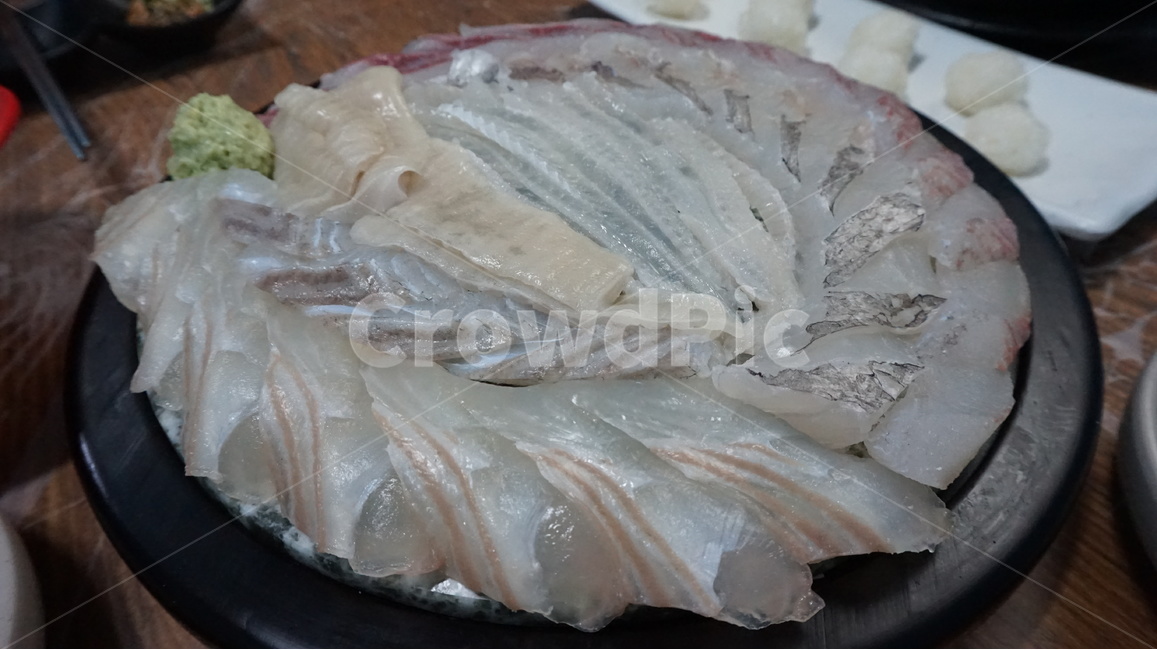 회,광어회,우럭,도다리,단백질,건강,다이어트,활어,물고기,fish,슬라이스,자르다,차리다,셋팅,set,정갈한,정리된,먹는,질감,투명,생선회,생선,바다,바닷가,먹다,스시,맛집,광어,맛있다,맛있는,cook,meal,dishes,수산물,해산물,fisheryproducts,seafood,날것,생것,싱싱한,신선한,참치,와사비,요리,모듬회,회모듬,음식,food,식재료,음식,식재료,요리,food,cook,meal,dishes,food reserves,수산물,해산물,fishery products,seafood