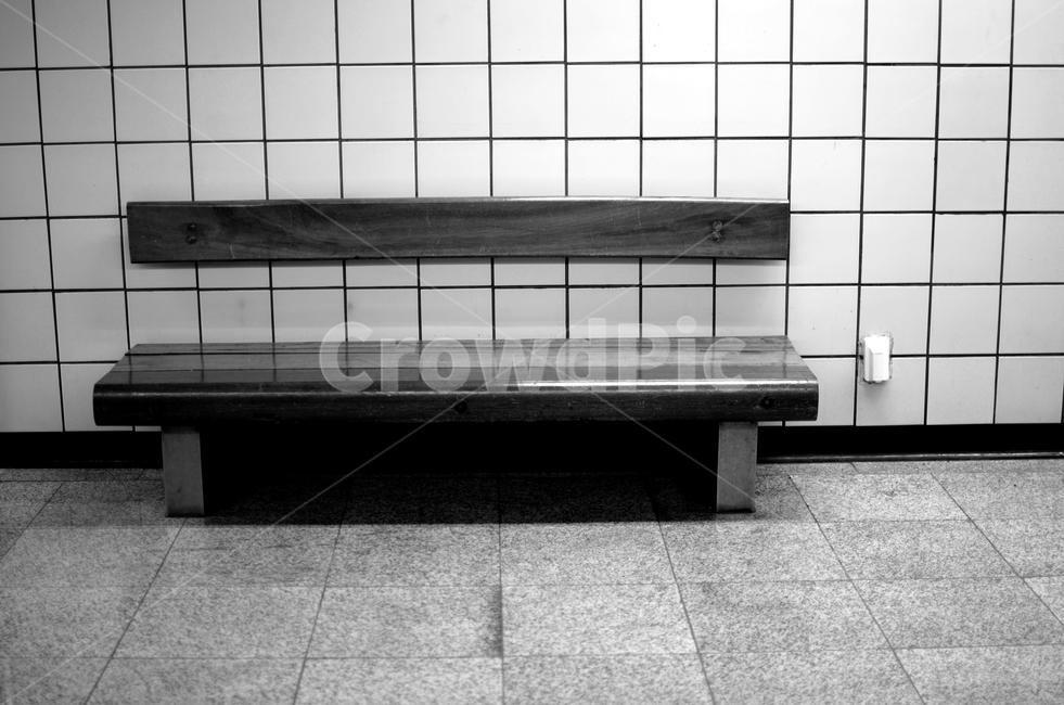 지하철,의자,사물,흑백,타일,흑백,모노톤,monochrome,black and white,교통,교통수단,traffic,transportation