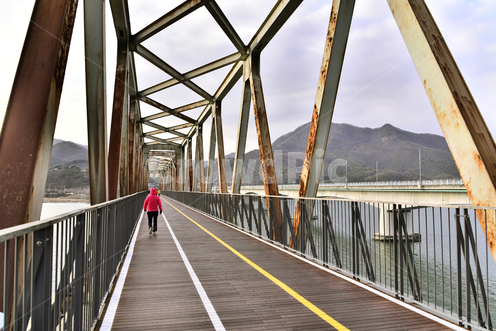 철교,다리,빈티지,녹슨,오래된,인도교,금속,강물,난간,human,인간,person,사람,bridge,boardwalk,산책로,배경,바탕,뒷모습,분홍색,걷다,워킹,walking,부식,낡은,백그라운드,야외,옥외,아웃도어,outdoor,모자,가족,자전거,자전차,bike,bicycle,transportation